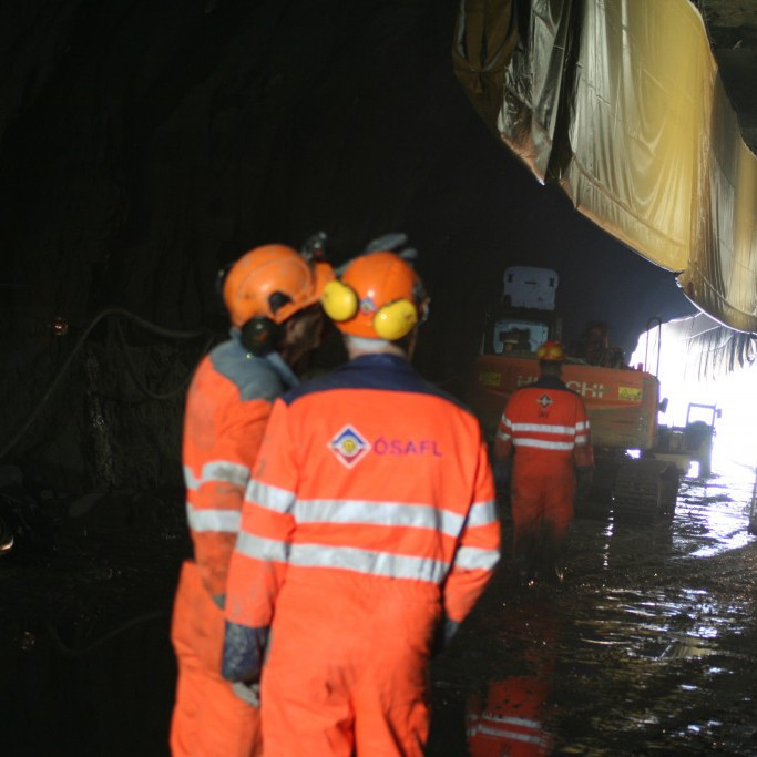 Starfsmen að huga að loftræstitúpu