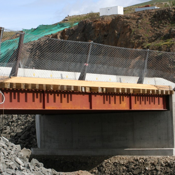 Handrið komin á bráðabirgðarbrú og hún tekin í notkun