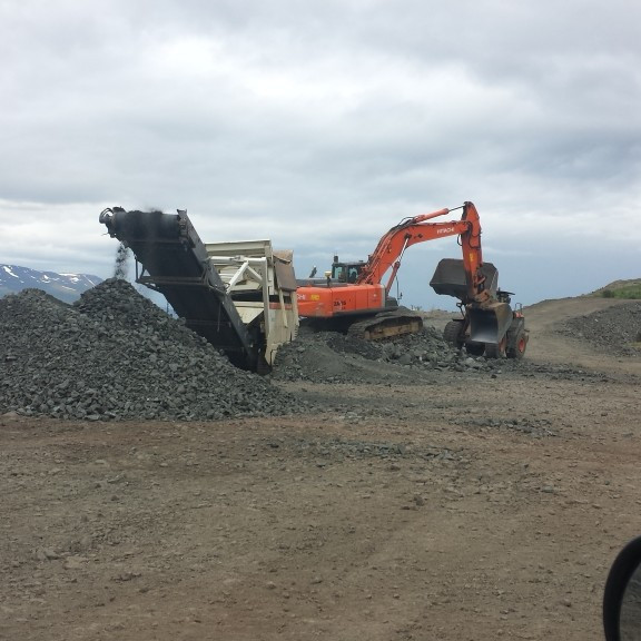 brjótur kominn á svæðið, brotið efni er síðan notað í vinnuvegi inn í göng og á athafnarsvæðinu