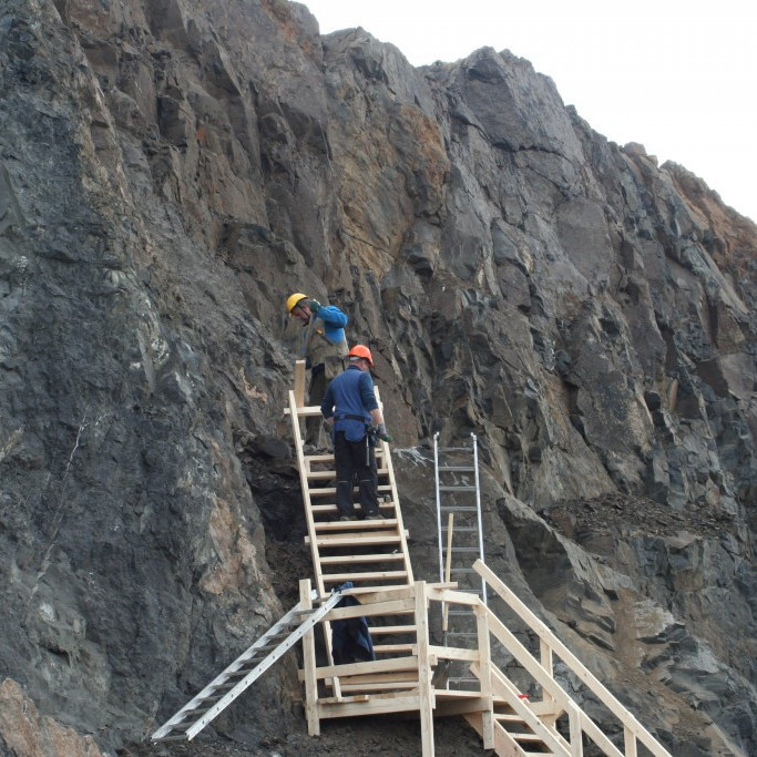 Starfsmenn Ósafls smíða stiga,