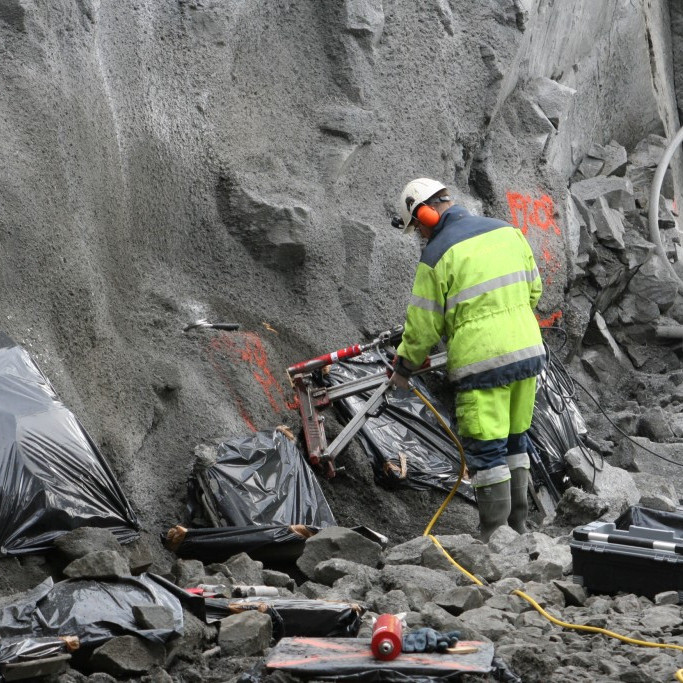 Sýni úr sprautusteypu er tekið