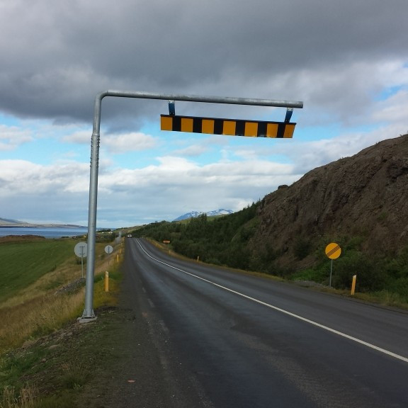Hæðarskiltið hefur fengið að finna fyrir því, en rétt er að minna ökumenn á að hámarks hæð farms er 4,2m skiltið er í 4,4m en búið að keyra nokkrum sinnum á það.