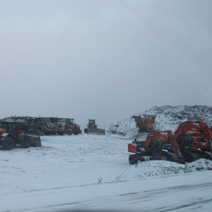 Tækjafloti Ósafls stillt upp á efnislosunarsvæði