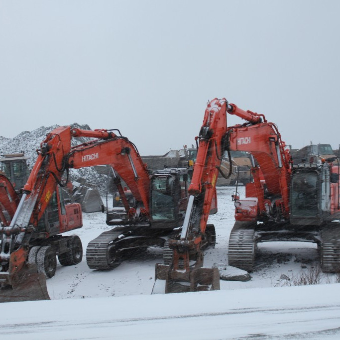 Tækjafloti Ósafls stillt upp á efnislosunarsvæði