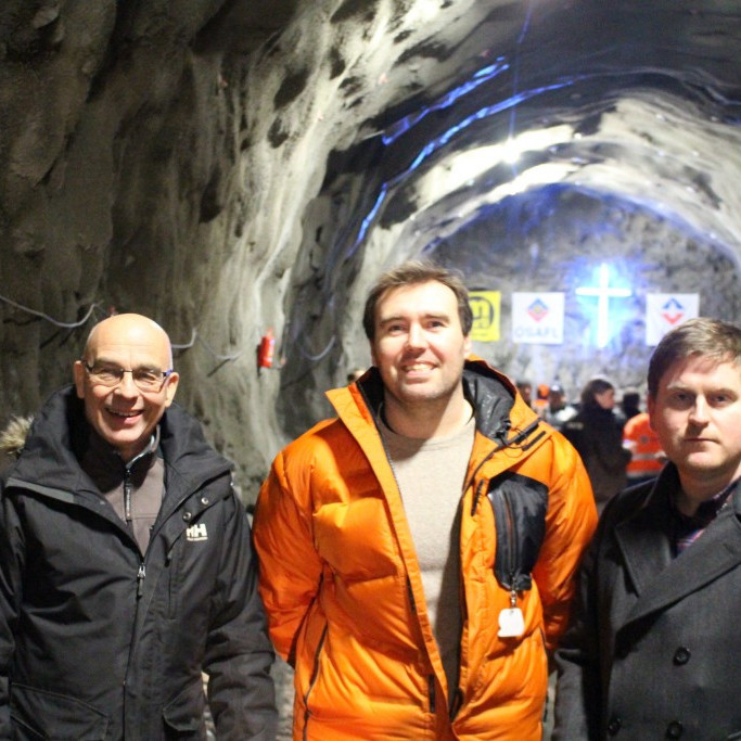 á milli stjórnarmanna er Valgeir Bergmann, framkvæmdastjóri Vaðlaheiðarganga hf