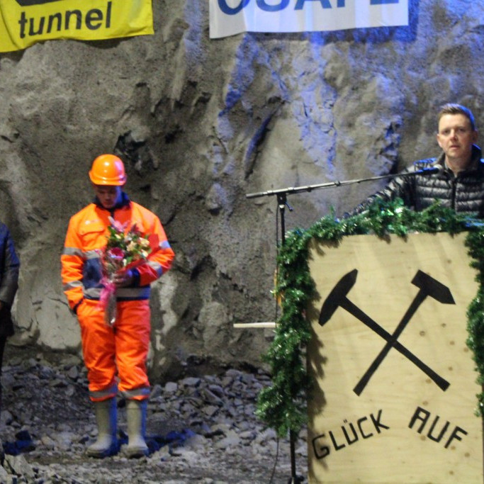 Geir forseti bæjarstjórnar Akureyrar í ræðupúltinu