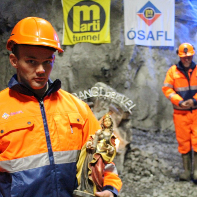 Starfsmaður við gangagerð heldur hér á styttu af Barböru