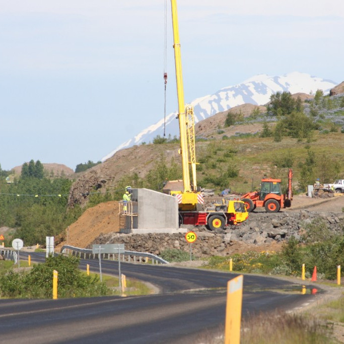 Brúar vinnuflokkur Vegagerðarinnar setti bita og brúardekk í 18.júní til 2. júlí 2013