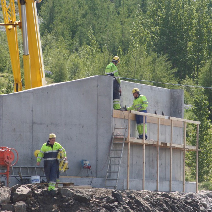 Brúar vinnuflokkur Vegagerðarinnar setti bita og brúardekk í 18.júní til 2. júlí 2013