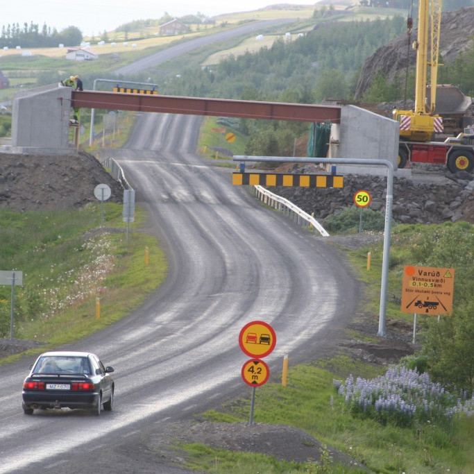 Brúar vinnuflokkur Vegagerðarinnar setti bita og brúardekk í 18.júní til 2. júlí 2013