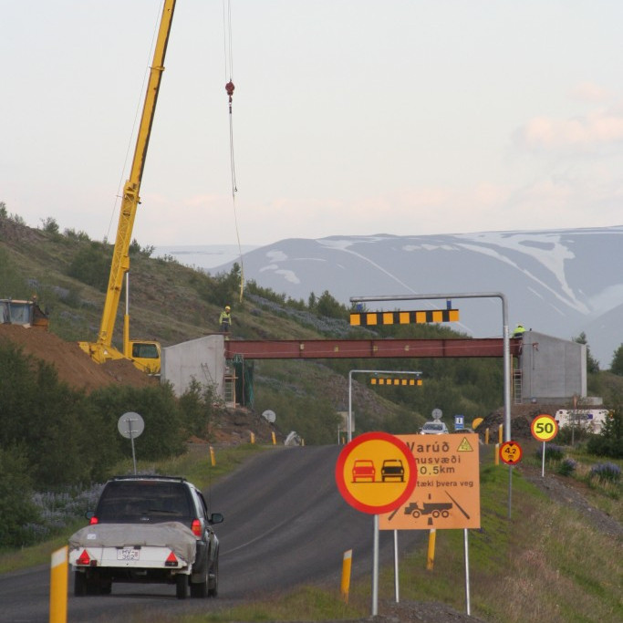 Brúar vinnuflokkur Vegagerðarinnar setti bita og brúardekk í 18.júní til 2. júlí 2013