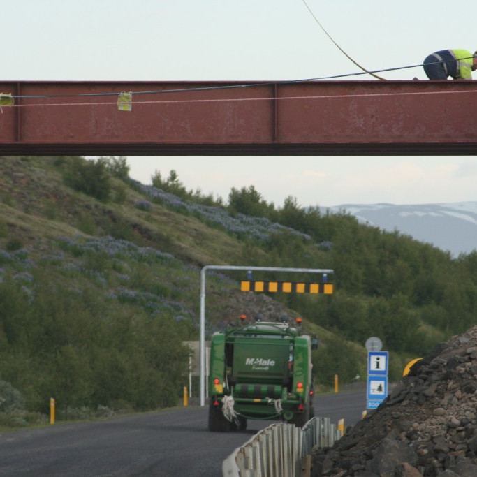 Brúar vinnuflokkur Vegagerðarinnar setti bita og brúardekk í 18.júní til 2. júlí 2013