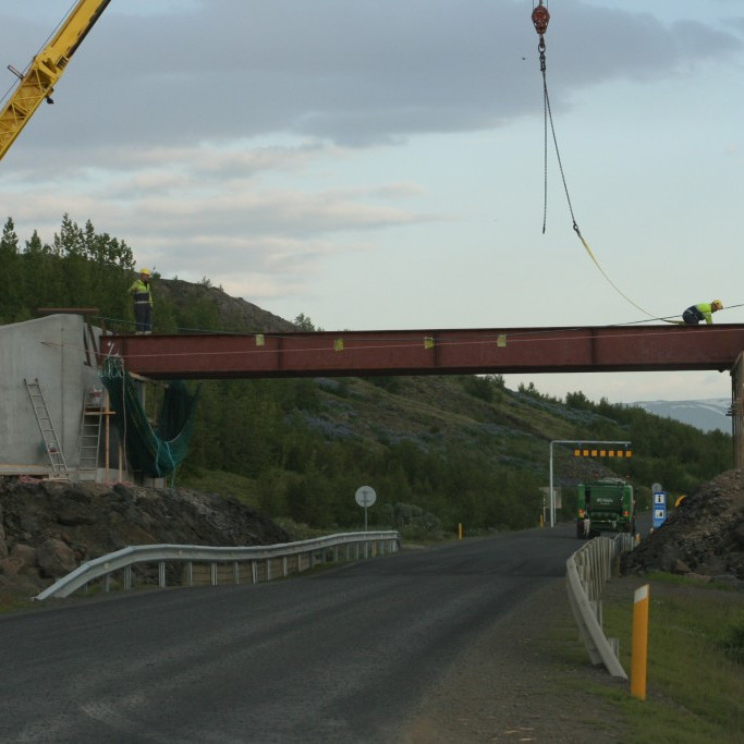 Bitar hýfðir á brú