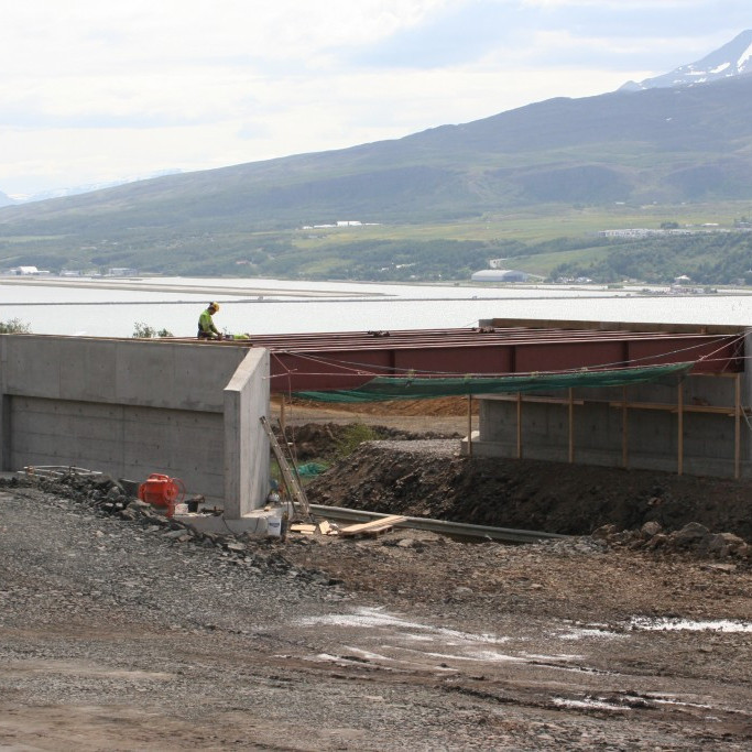 Brúar vinnuflokkur Vegagerðarinnar setti bita og brúardekk í 18.júní til 2. júlí 2013