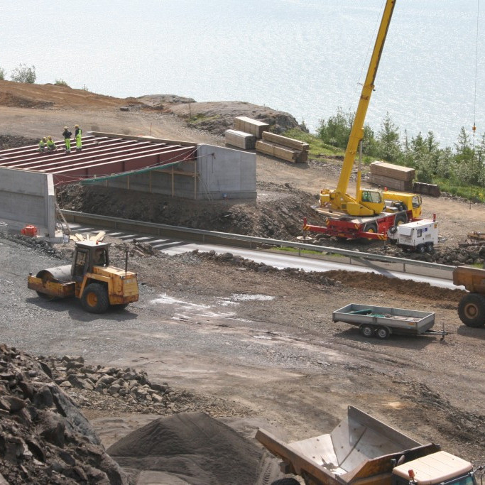 Brúar vinnuflokkur Vegagerðarinnar setti bita og brúardekk í 18.júní til 2. júlí 2013