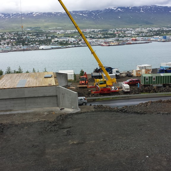 Brúar vinnuflokkur Vegagerðarinnar setti bita og brúardekk í 18.júní til 2. júlí 2013