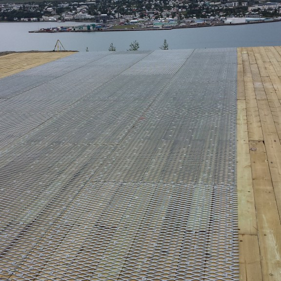 5.000 skrúfur fóru í að festa niður stálnet á brúardekkið