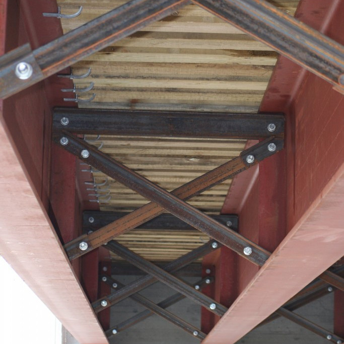 Stórir stálbitar halda brúnni uppi og er burðargeta um 70 tonn