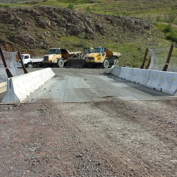 brúin er einbreið og ætluð fyrir flutninga með grjóti úr göngum
