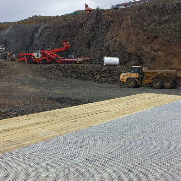 Brúardekkið klætt með stálneti og brúarflokkur þar með lokið sinni vinnu þann 2.7.2013