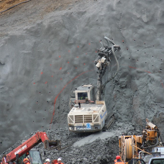 Borað fyrir boltum umhverfis væntanlegt gangaop