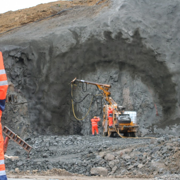 ásprautun með steypu í kringum bolta