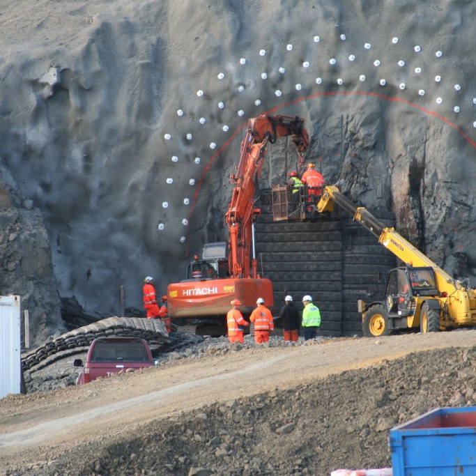 Sprengimottur hengdar upp fyrir fyrsta skot