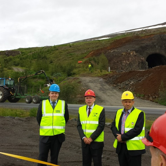 Fyrsta formlega gangasprenging var framkvæmd 12.7.2013. Á ljósmynd eru þeir Sigmundur forsætisráðherra, Hreinn forstjóri Vegagerðarinnar og Sigurður frá verktakanum Ósafl