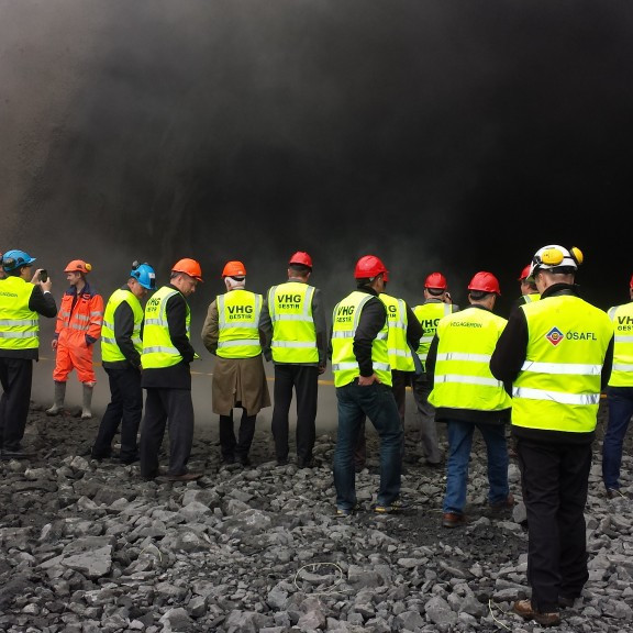 boðsgestir kíktu inn í göngin eftir sprengingu sem þá voru kominn um 50m