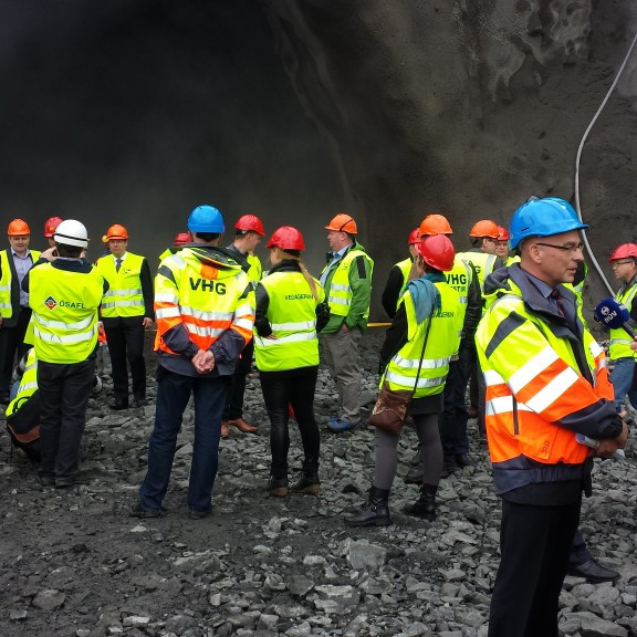 boðsgestir kíktu inn í göngin eftir sprengingu sem þá voru kominn um 50m