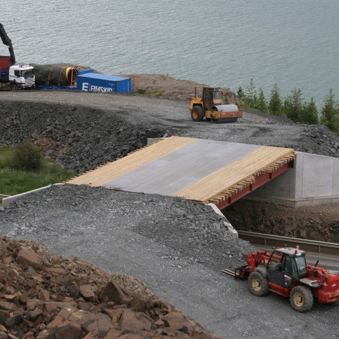 Fylling kominn að bráðabirgðarbrú þann 17.7.2013