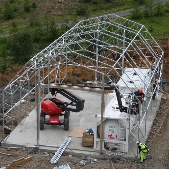 Verktaki reisir tjald við gangamunna