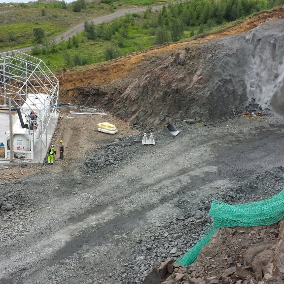 yfirlitsmynd 17.7.2013- unnið í uppsetningu á skemmum