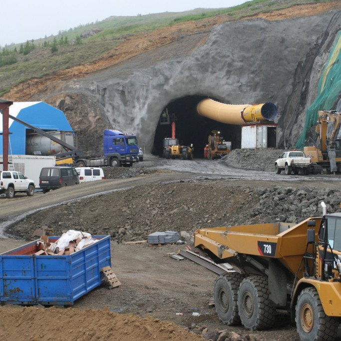 25.7.2013 Loftblásari kominn upp og nýjar búkollur mættar á svæðið