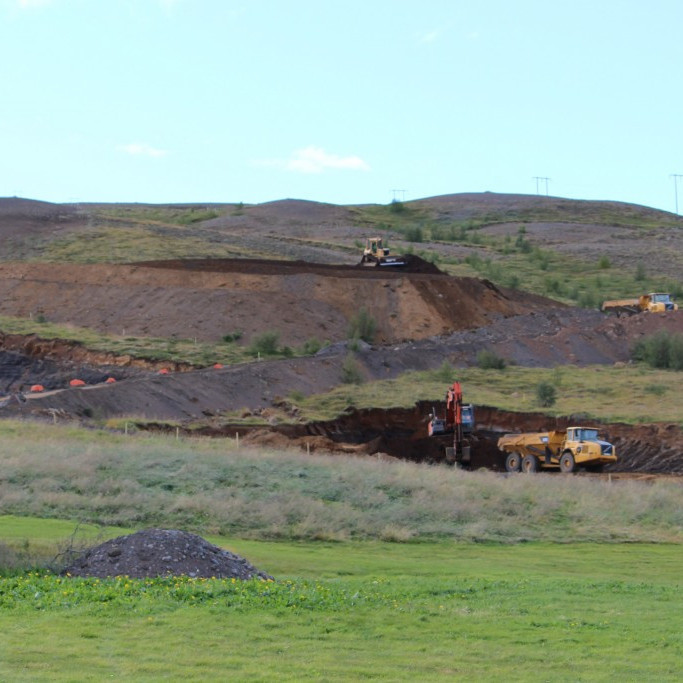 Unnið við forskeringu við Skóga í Fnjóskadal, alls eru um 50.000 m3 af lausu efni sem þarf að fjarlægja.