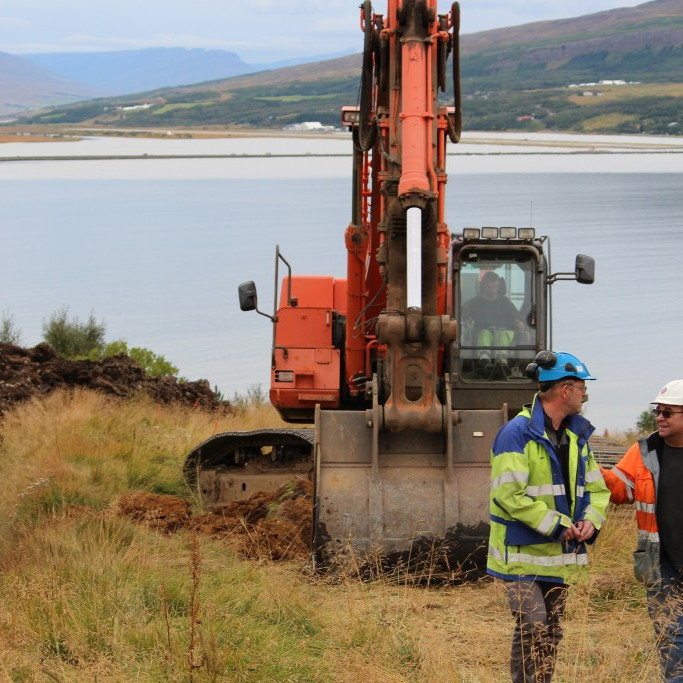 Oddur hjá Geotek og Bjarki Laxdal verkstjr. hjá Ósafl fara yfir málin á tippsvæðinu