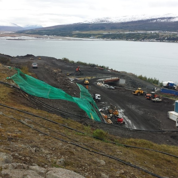 horft til suðurs ofan við gangamuna, græna netið er til að hindra að smágrjót og klakar detti niður á vinnusvæðið.