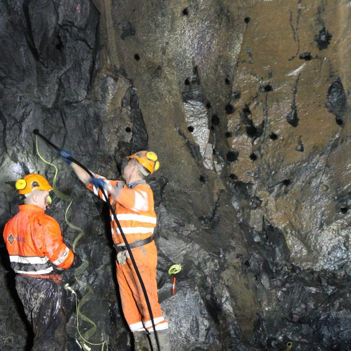 boraðar eru um 145 holur og þær fylltar sprengiefni