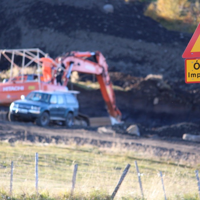 Starfsmenn Ósafls byggja grind til að gera við vél á staðnum