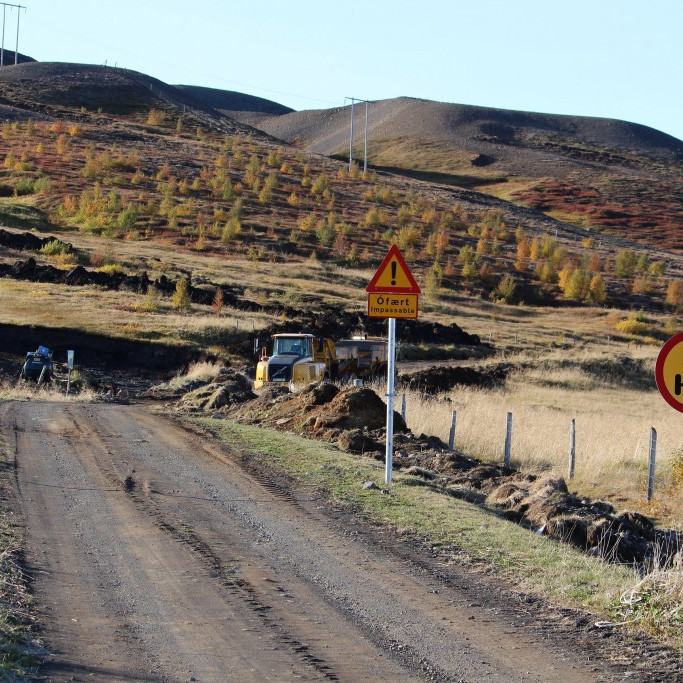 Vaðlaheiðarvegur þverar vinnusvæðið en vegurinn hefur nú verið merktur ófær af vegagerðinni vegna veðurs upp á háheiðinni