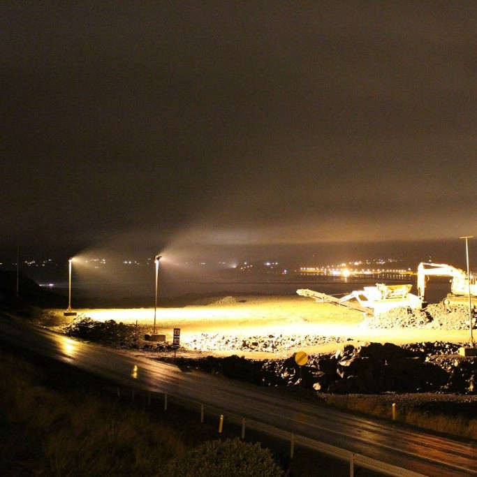 Til að tryggja öryggi starfsmanna hefur lýsingu verið komið upp á fyllingarsvæðinu