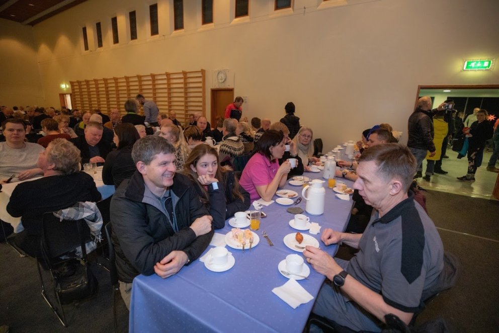 Frá fjölmennu kaffisamsæti í Valsárskóla á Svalbarðsströnd 12. janúar sl. í tilefni af formlegri opn…