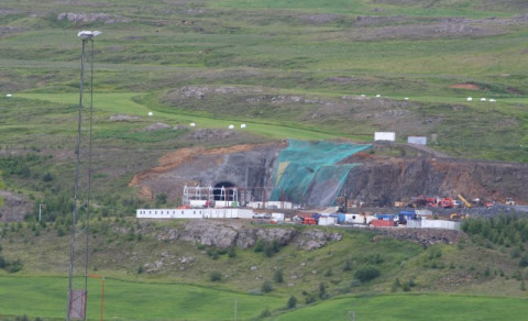 Skemmur rísa upp á við gangamuna.