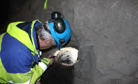 Björn A. Harðarsson, kíkir inn í holuna