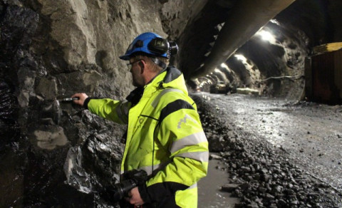 Oddur Sigurðsson, eftirlitsmaður mælir hitastig