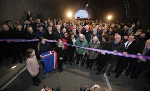 Mikill fjöldi fólks var mættur í Vaðlaheiðargöng til að fagna formlegri opnun þeirra.