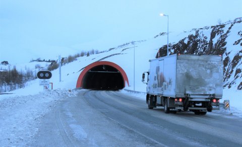 Ekið í Vaðlaheiðargöng Eyjafjarðarmegin.