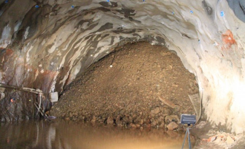 Hrun úr misgengissprungu Fnjósk.